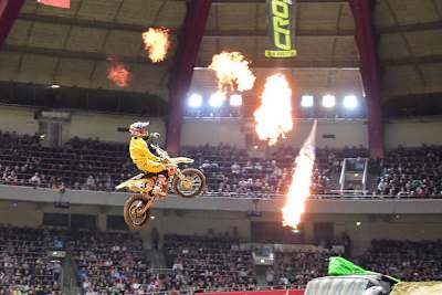 Jace Wayne Owen fliegt durchs Feuer