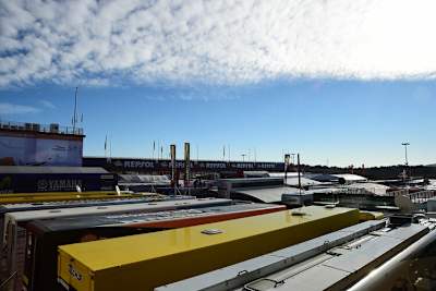 Ruhe vor dem Sturm: Das Fahrerlager in Valencia am Donnerstag