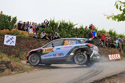 Typisch Deutschland - Spitzkehre in den Weinbergen