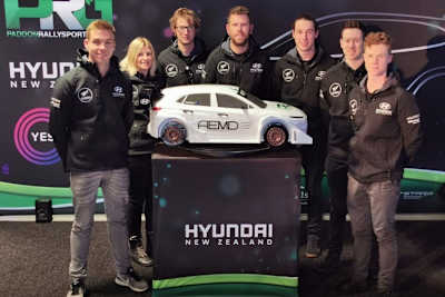 Hayden Paddon (vorne) mit seinem Team und dem E-Auto