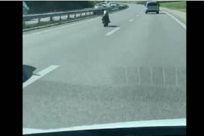 Gespenstisch: Ein Motorrad ohne Fahrer fährt auf der Überholspur Richtung Bern