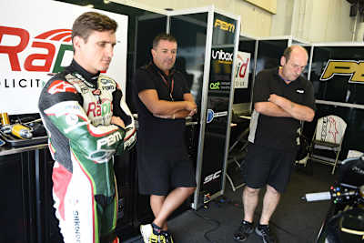 Broc Parkes (li.) mit Teamchef Paul Bird (Mitte)