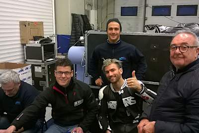 Mattia Pasini mit der Crew des Italtrans-Teams
