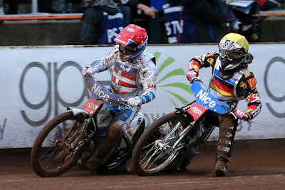 Michael Härtel (re.) gegen Megastar Nicki Pedersen