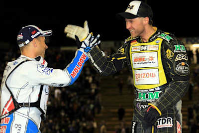 Nicki Pedersen klatscht mit Martin Smolinski ab