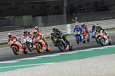 Nach dem Start: Pedrosa (26) vor Petrucci (9), Márquez (93) und Zarco (5)