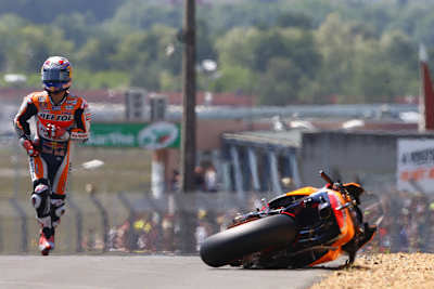 2. Bild: Dani Pedrosa läuft zu seiner Honda und fährt dann weiter – er wird 16. 