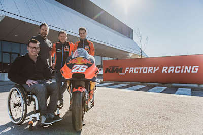 Dani Pedrosa mit Pit Beirer (li.), Jens Hainbach und Mike Leitner