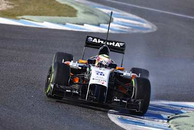 Sergio Pérez im neuen Force India am Morgen auf nasser Bahn