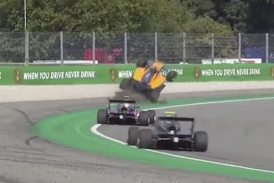 Der Wagen von Alex Peroni wird ausgehebelt