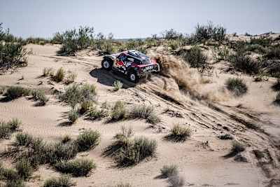Das Ehepaar Stéphane und Andrea Peterhansel in Kasachstan