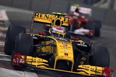 Vitaly Petrov 2010 in Abu Dhabi vor Fernando Alonso
