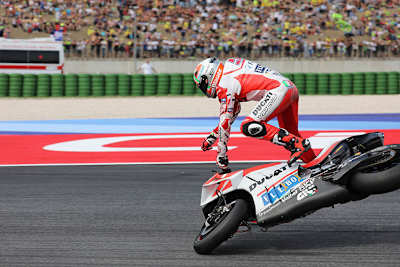 Michele Pirro wurde von seiner Ducati geschleudert