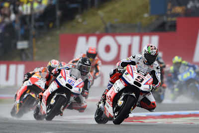 Petrucci (9) und Redding (45) waren im Regen schnell unterwegs