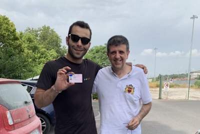 Danilo Petrucci zeigt seinen Motorradführerschein