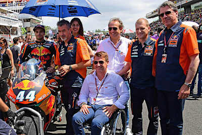 Bei Moto2-Pilot Oliveira am Grid in Montmeló: Pit Beirer, Hubert Trunkenpolz, Teamchef Aki Ajo und Stefan Pierer (ganz rechts) 