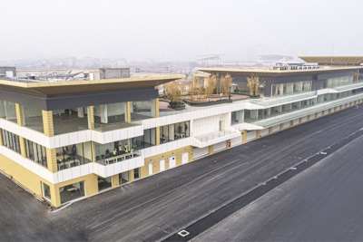 Das Boxengebäude wurde von zwei Wahrzeichen inspiriert