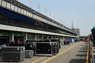 Die Frachtkisten aus den USA sind mittlerweile bereits aus der Boxengasse verschwunden