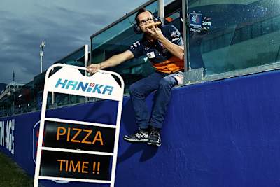 Karel Hanika bekommt ein unmissverständliches Boxensignal: «PIZZA TIMÈ»