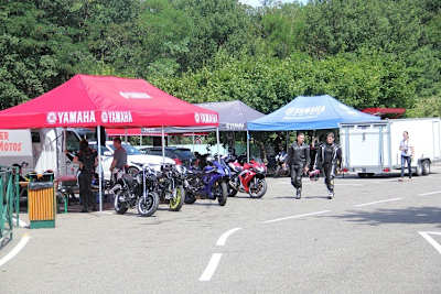 Fahrerlager-Atmosphäre in Anneau du Rhin, nur 60 km von Basel