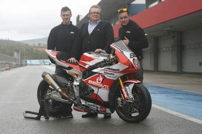 Francis Batta (mitte) mit Christian Iddon (li) und Ayrton Badovini (re)