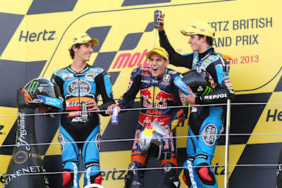 Auf dem Moto3-Podest gilt 2013 die Amtsprache Spanisch: Hier feiern in Silverstone Luis Salom (M.), Alex Rins (li.) und Alex Márquez