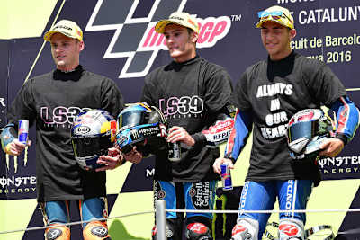 Auf dem Podest wurde mit T-Shirts mit der Nummer 39 an den verstorbenen Luis Salom erinnert