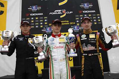 Die Podeststürmer des zweiten Laufs auf dem Sachsenring (v. l.): Weiron Tan, Sam MacLeod und Markus Pommer