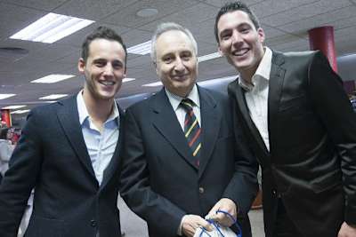 Weltmeister Pol Espargaró (li.) und Bruder Aleix mit dem spanischen Verbandspräsidenten Joan Moreta
