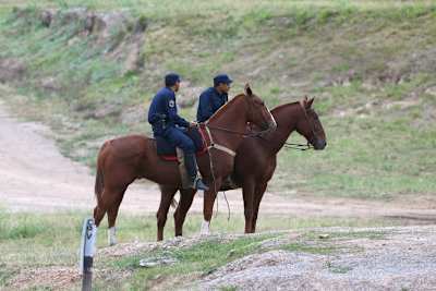 Berittene Polizei in Las Termas am Rande des MotoGP-Events