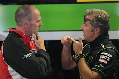 Hervé Poncharal (re.) mit Bridgestone-Techniker Pit Baumgartner