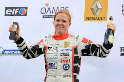 Alice Powell als Siegerin in der Formel Renault