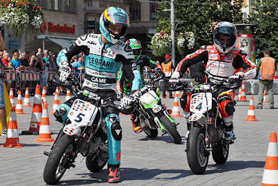 Moto3-Pilot Joan Mir vor Moto2-Fahrer Julián Simón 