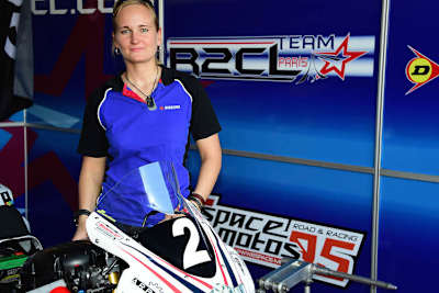 Nina Prinz wird in wenigen Minuten im zweiten Qualifying zum ersten Mal auf der Endurance-Suzuki sitzen