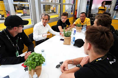 Anthoine Hubert (links) hört Alain Prost zu (im weissen Hemd)