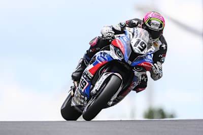 Acht Reifen-Sticker hat man