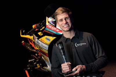 Julian Puffe mit Pokal