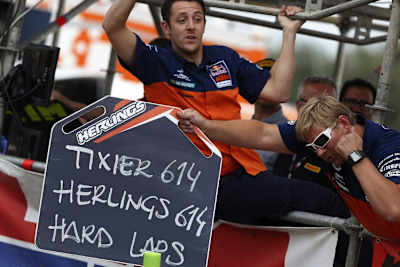 Punktgleichstand wird von der Box angezeigt: Herlings muss zusehen, wie er seinen WM-Titel auf den letzten Metern verliert