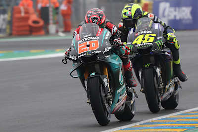 Fabio Quartararo (li.) und Maverick Vinales puschen sich gegenseitig