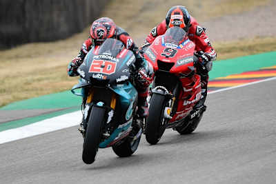 Fabio Quartararo vor Danilo Petrucci im FP1 am Sachsenring