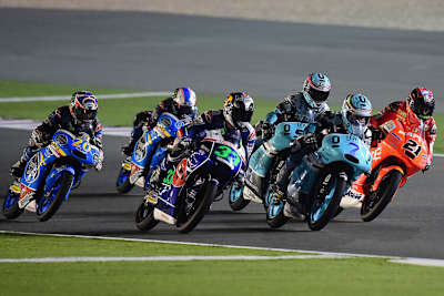Das Rennen in Katar: Quartararo (20) hinter Bastianini (33), Vazquez (7), Bagnaia (21) und Kent (52)