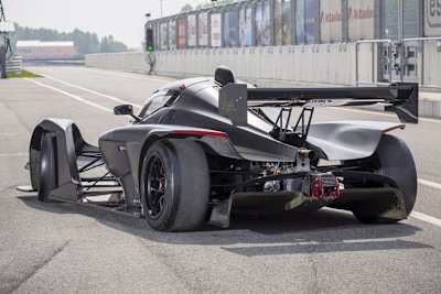 Kohlefaserchassis, Zwei-Liter-Turbo-Motor: R1 Turbo mit 340 PS