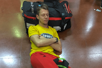 Tito Rabat nutzte die Wartezeit für ein mehr oder weniger erholsames Schläfchen