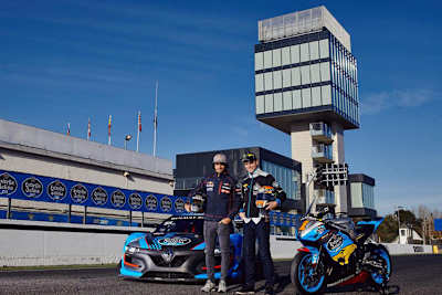 Formel 1-Pilot Carlos Sainz Jr. mit MotoGP-Fahrer Tito Rabat