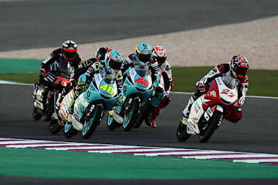 Lorenzo Dalla Porta (48) und Marcos Ramirez (42) jagen den späteren Sieger Kaito Toba (27)