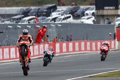 Der Zieleinlauf in Motegi: Márquez vor Quartararo und Dovizioso
