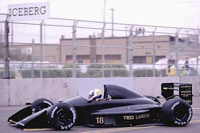 Wer sitzt am Lenkrad? Wann und wo ist das Bild entstanden?