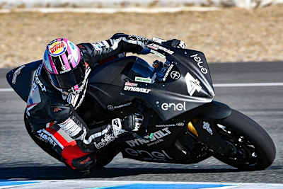 Jesko Raffin auf dem Elektro-Motorrad 