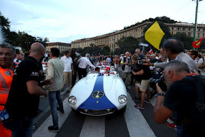 Im vergangenen Jahr begeisterten die GP-Stars die Fans in Mailand mit einer Fahrerparade