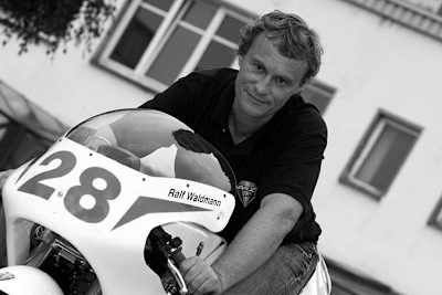 Günther Zwafink, Ralf Waldmann auf der Honda 125 ccm von 1992 und Franz Rau (v.l.)